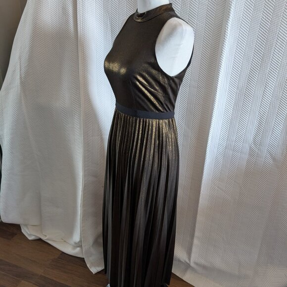 Donna Morgan Stretch Foil Pleated Halter Dress Liquid Gold Metallic Size 0 XS - Picture 2 of 15
